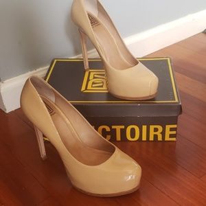 Pour La Victoire Camel Irina high heel. Size 10.